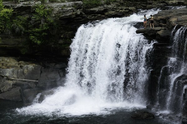 Bild eines kleinen Wasserfalls mit Menschen