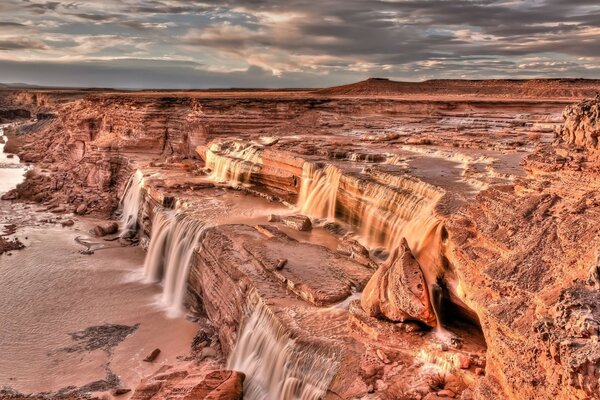 Cascadas en el cañón, clima nublado