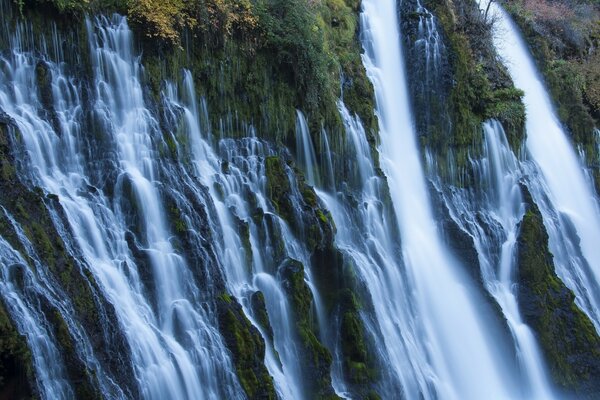 Cachoeira natural da montanha na montanha