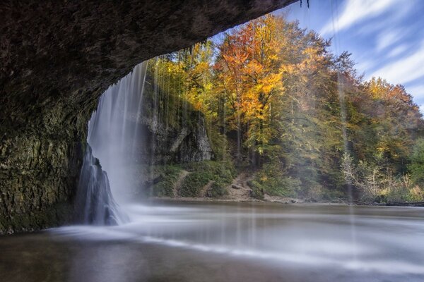 Hermoso paisaje de cascada de otoño