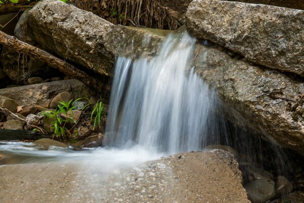 Piedras altas y de ellas una cascada