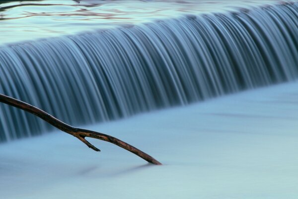 Friedliche Wasserfallströme im nebeligen Dunst