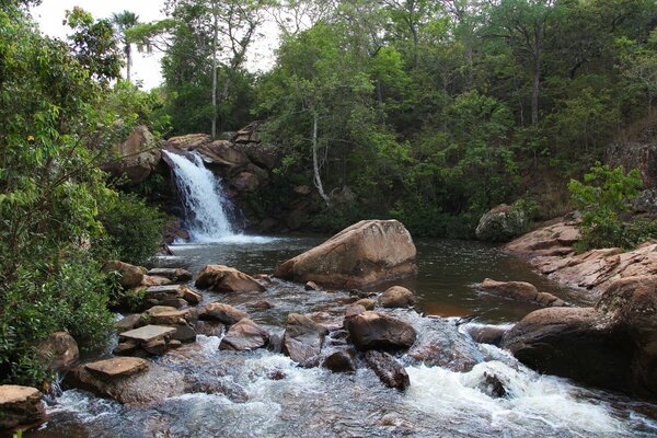 Wasserfall mit großen braunen Steinen