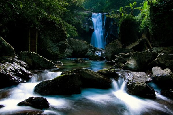 Belle cascade avec une belle touche d eau