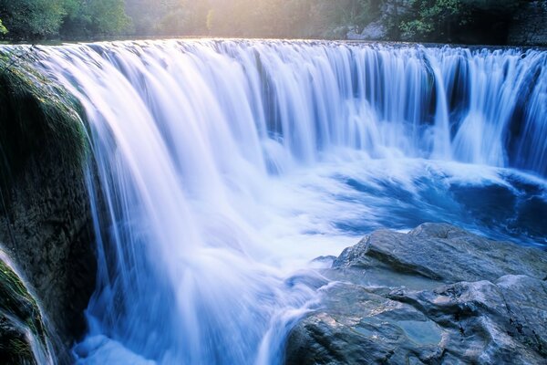 Blick auf den faszinierenden Wasserfall