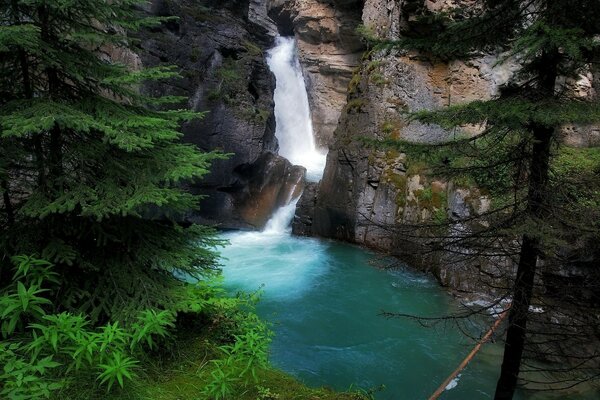 Wasserfluss den Berg hinunter