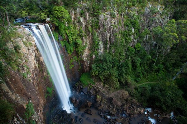 Hoher Wasserfall im Wald