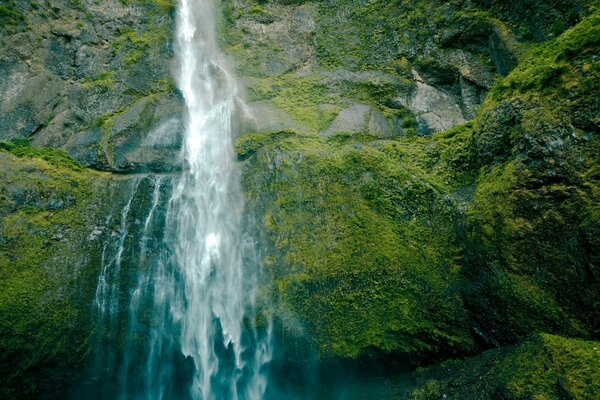 Mächtiger Wasserfall durch den Berg