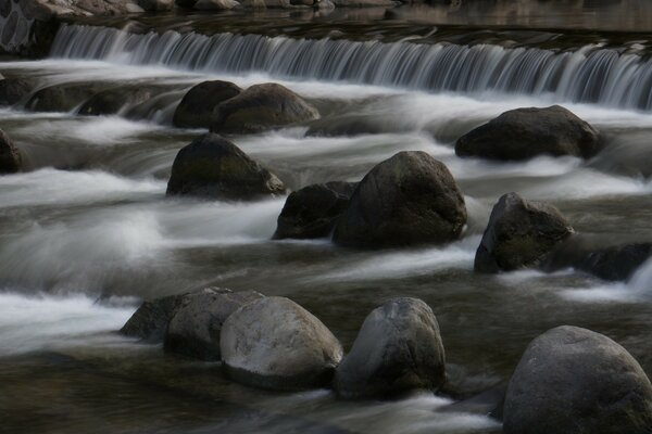 Imagen de una pequeña cascada con piedras