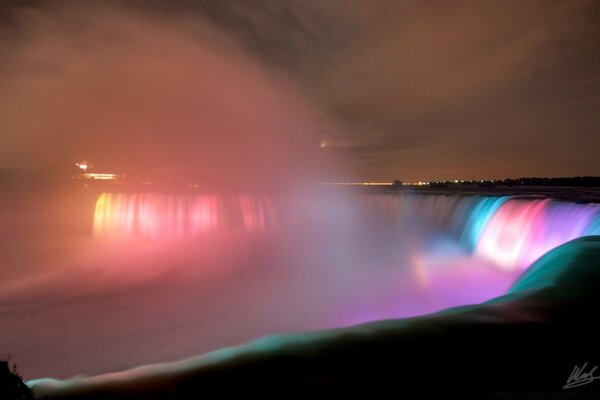 Cascate del Niagara di notte