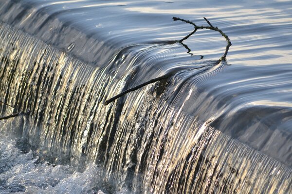 Schöner Wasserfall mit einem kleinen Zweig