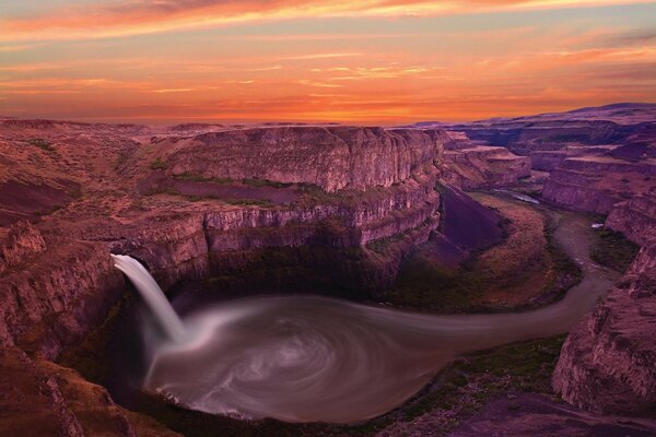 Paisaje con una hermosa cascada y un enorme río