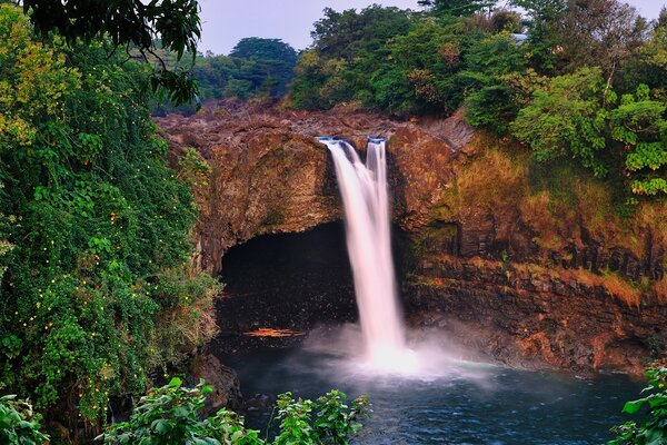 Wasserfall in einem kleinen Berg im Regenwald