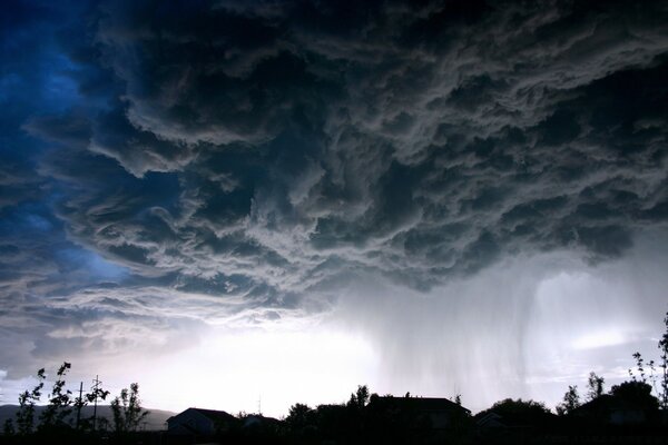 Formidabile cielo tempestoso in autunno