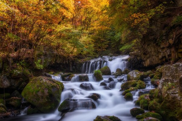 Cachoeira que desce as colinas