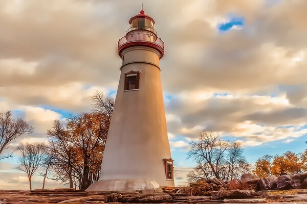 Faro e cielo nel paesaggio autunnale