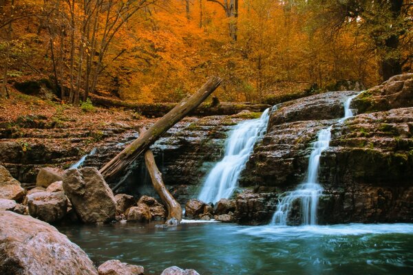 Потік води струмує вниз стікаючи, до річки поспішає він