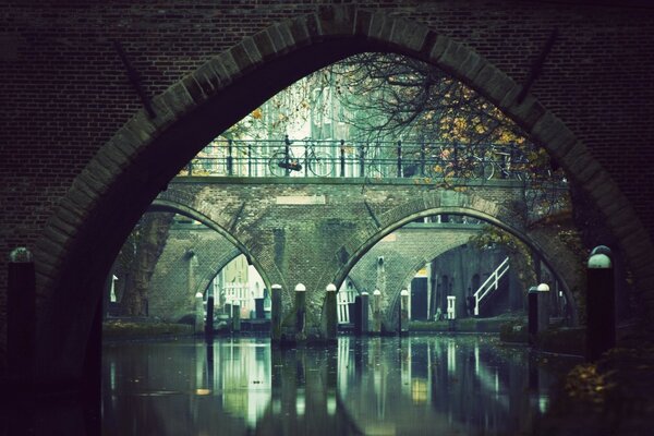 Schöne architektonische Brücke mit Fluss