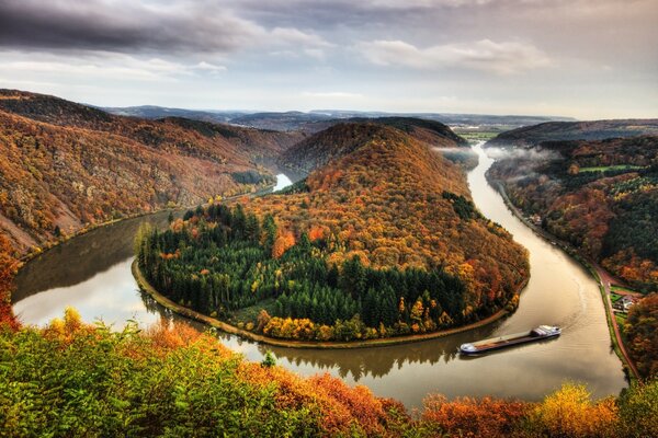 Ein ungewöhnlicher Fluss inmitten eines Herbstwaldes