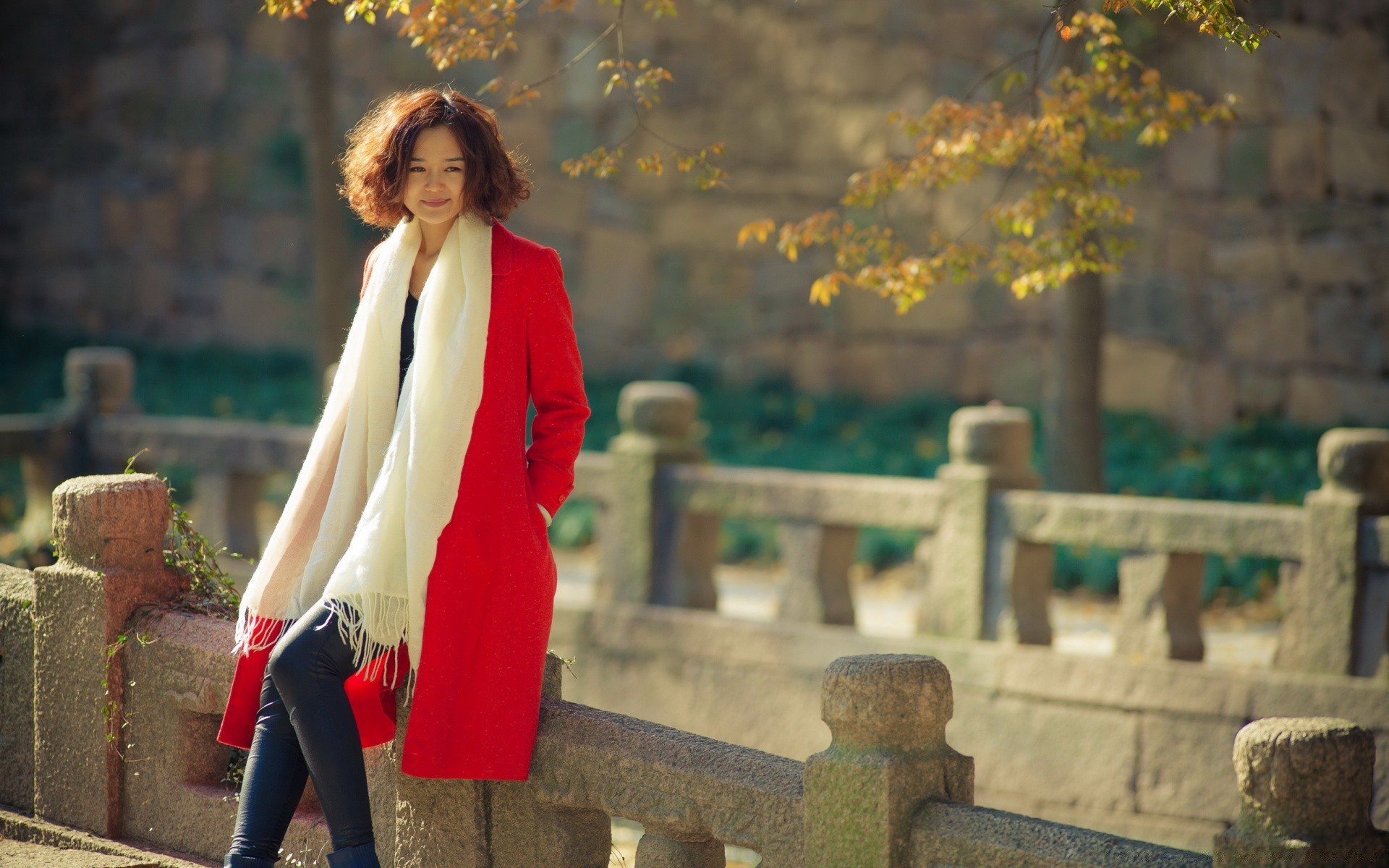 automne femme adulte portrait à l extérieur unique fille automne porter lumière du jour ville voyage rue