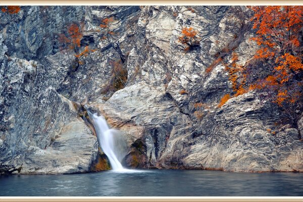 La cascata batte la chiave dalla roccia