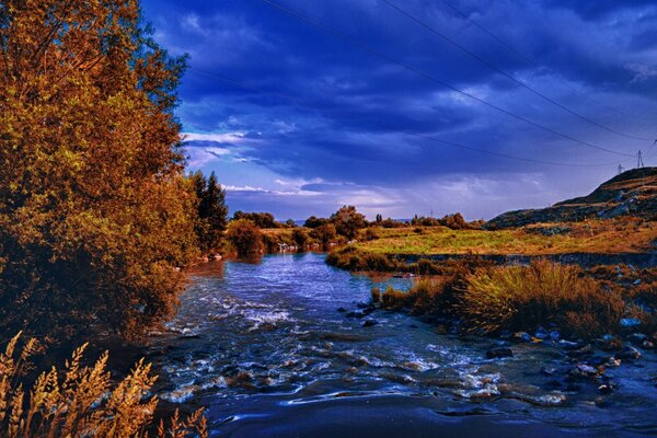 Hermoso paisaje nublado de otoño