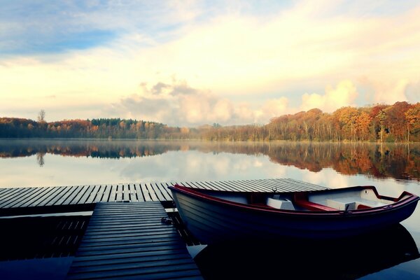 Boot, Liegeplatz, See und Waldpanorama