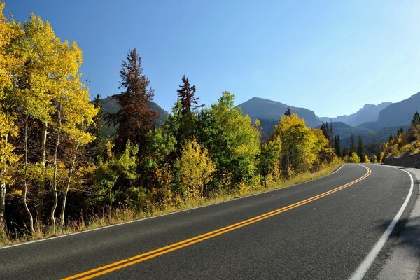 Der Herbstweg führt in die Berge