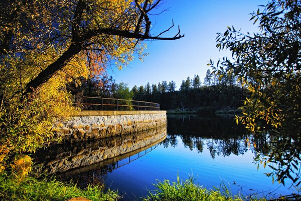 Automne dans la ville de la rivière et le pont