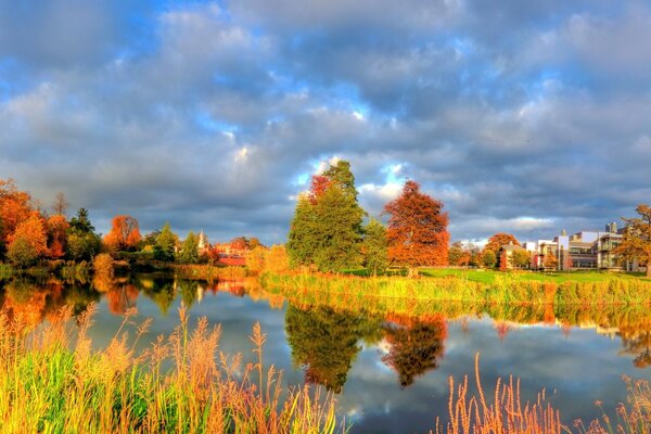 Herbstlandschaft von bunten Bäumen, die sich in der Oberfläche des Flusses widerspiegeln