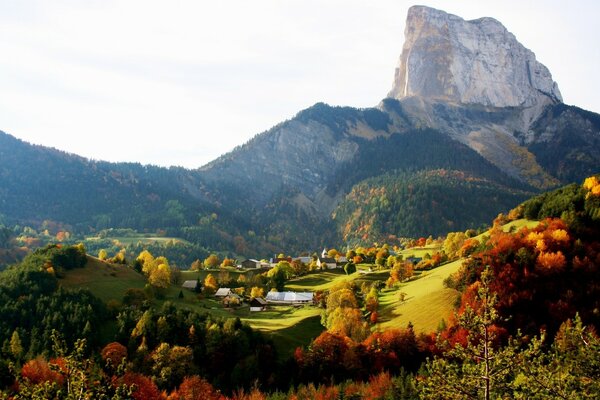 Natureza em cores brilhantes de outono, altas montanhas. Lugar perfeito para escrever uma paisagem