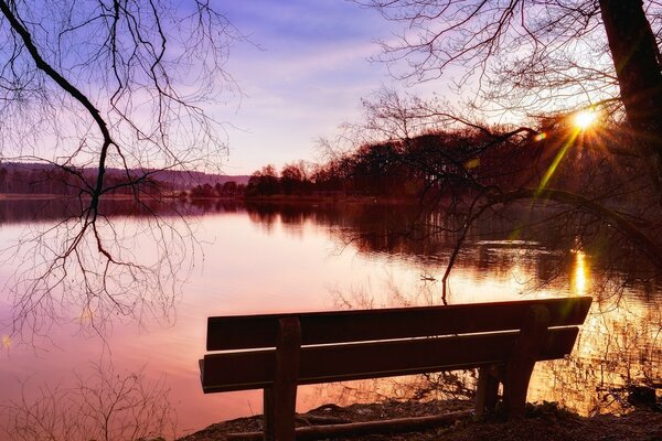 Morgendämmerung am See. Herbst. Landschaft