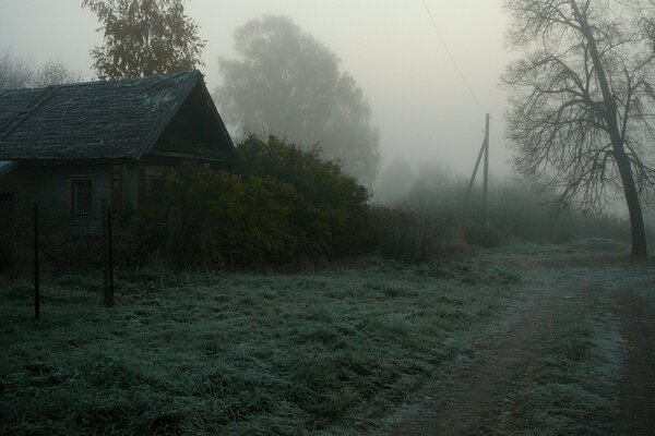 有一座老房子的雾路