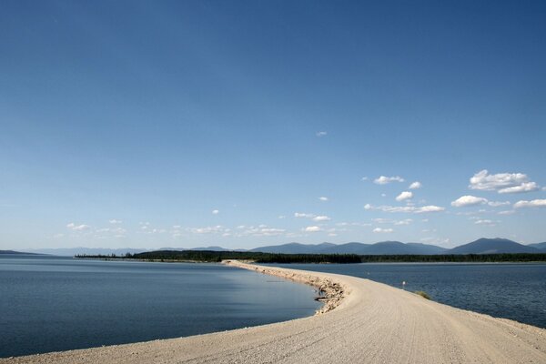 Paisaje de la carretera a lo largo del lago en el fondo