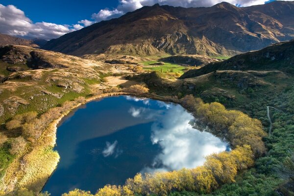 山上的湖。 景观草图。 对比