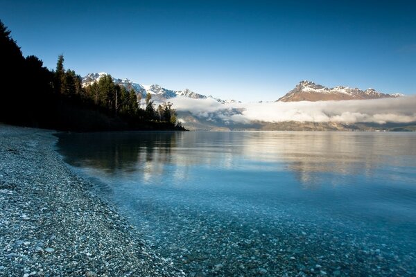 Paesaggio del lago nella zona montuosa sullo sfondo