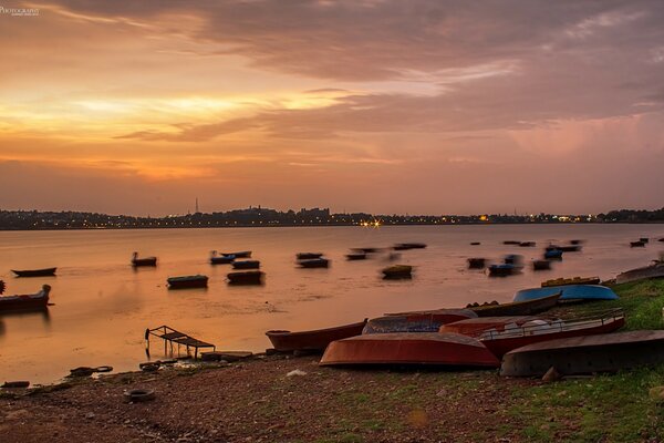 As cores delicadas do pôr do sol de verão à beira do lago