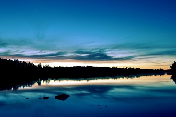 Tarde en el lago tranquilo