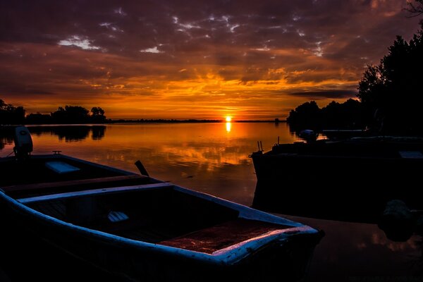 Muy hermosa puesta de sol sobre el mar