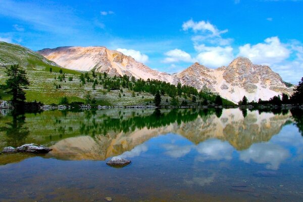 Die Reflexion der Berge auf dem Spiegel des Sees