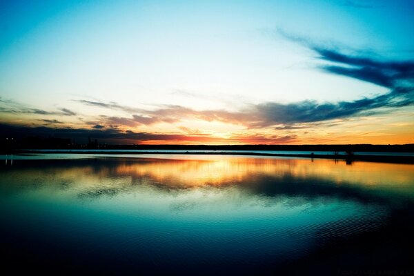 Dämmerung am Wasser. Sonnenuntergang am Meer. Roter Sonnenuntergang