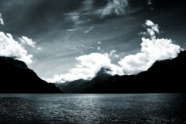 Naturaleza en blanco y negro junto al agua. Nubes sobre el agua