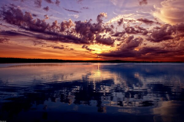 Pôr do sol: belo céu e água