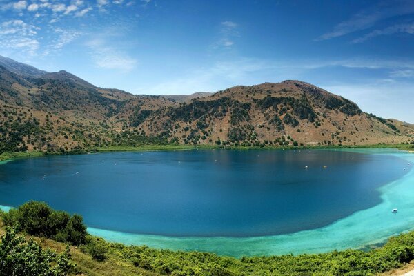 Lago escondido entre as rochas