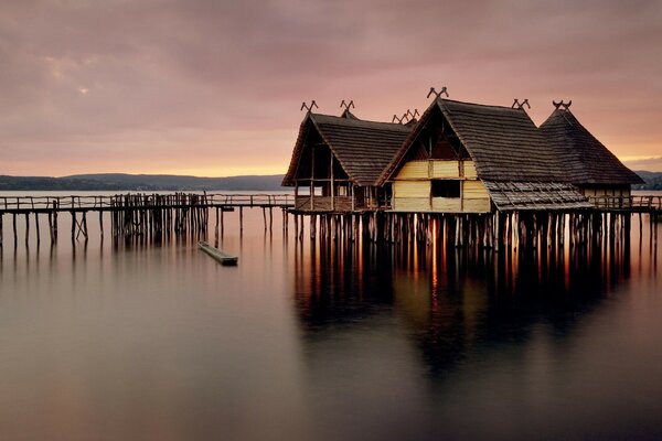 Casas de reflexión y muelle en el agua