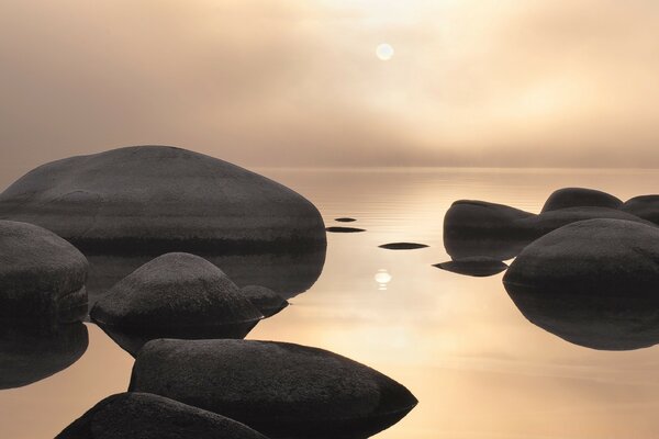 Lago gris con grandes piedras