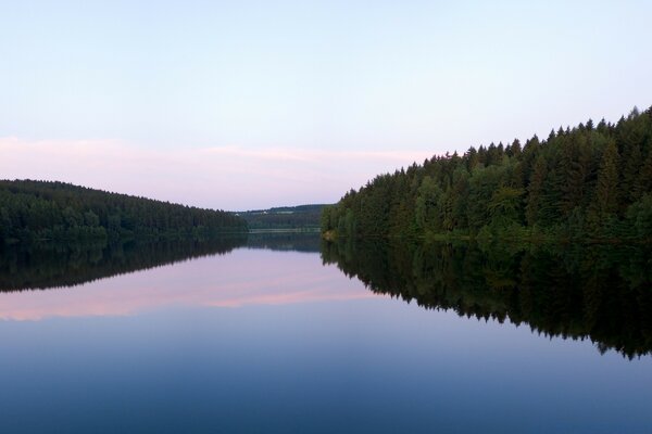 Sera d estate su un lago calmo