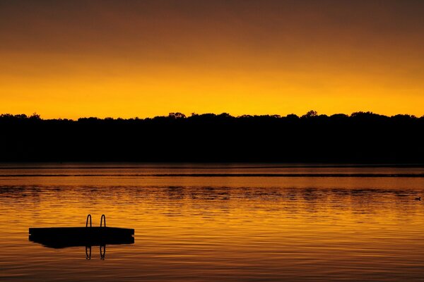 Die Wasseroberfläche des Sees bei Sonnenuntergang