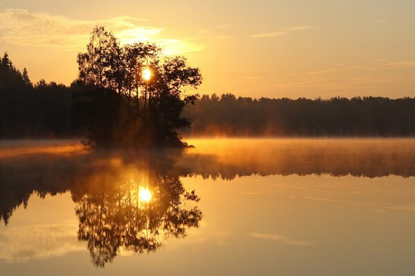 Sonnenuntergang. Dunst über dem Wasser