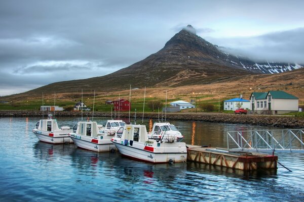 Bateaux garés sur l eau près de la côte